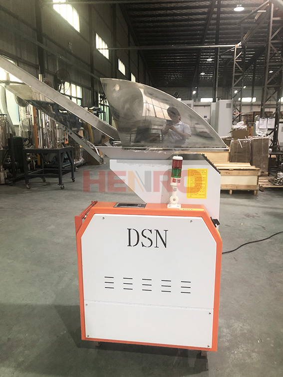 工業(yè)原料再生的關(guān)鍵設(shè)備：塑料粉碎機